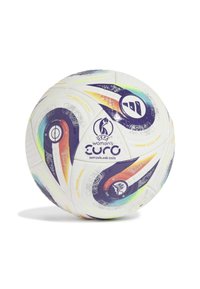 Bílý fotbalový míč s barevnými vírovými vzory v purpurové, oranžové a modré barvě, na kterém je vytištěno "UEFA Women's Euro Švýcarsko 2025".