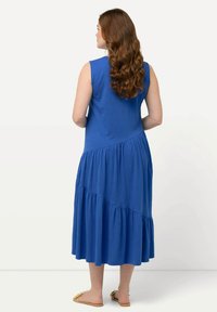 Ulla Popken V-AUSSCHNITT ÄRMELLOS - Denní šaty - cornflower blue