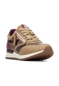 Zapatillas en tonos marrón y marrón oscuro con un patrón texturizado de piel de serpiente, acentos de ante y cuero, puntera redonda, cordones de tela y una suela blanca de contraste.