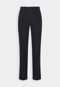 Czarne spodnie cargo o prostych nogawkach z bocznymi kieszeniami na patki, szlufkami na pasek i przednim zapięciem na guziki na jednolitym tle.