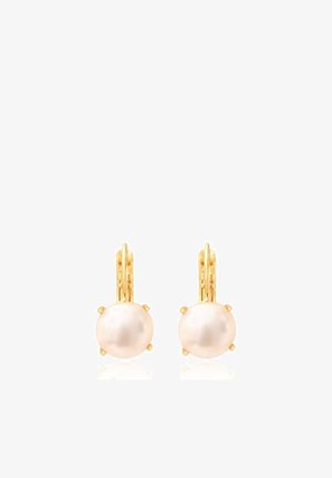 Paire de boucles d’oreilles en or avec fermoir leverback, chacune ornée d’une perle blanche ronde montée sur une monture à quatre griffes.