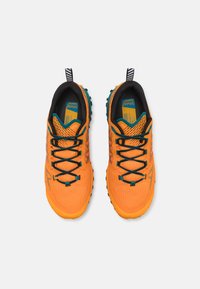 Πορτοκαλί παπούτσια τρεξίματος με μονοπάτια, με υφαντό μεσαίο άνω μέρος, μαύρη επένδυση, μπλε κορδόνια και πολυκατευθυντική καουτσούκ σόλα για πρόσφυση.