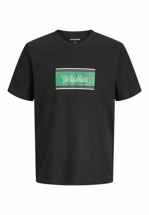 T-shirt nera a maniche corte con un logo rettangolare verde e testo bianco "JACK&JONES" centrato sul petto.