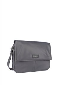 Borsa a tracolla grigia realizzata in nylon resistente con chiusura a patta, una tasca frontale e una tracolla regolabile e rimovibile. Presenta accessori con logo.