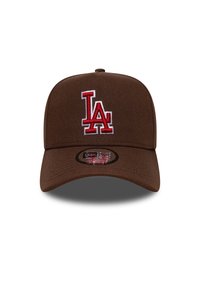 Καφέ καπέλο μπέιζμπολ με κεντημένο κόκκινο λογότυπο «LA». Σχεδίαση με δομημένη κατασκευή, υφή σε όλη την επιφάνεια και επίπεδη γείσο.