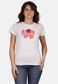 T-shirt in cotone bianco con una stampa astratta colorata con il testo "YES-ZEE" al centro. Maniche corte e vestibilità regolare.