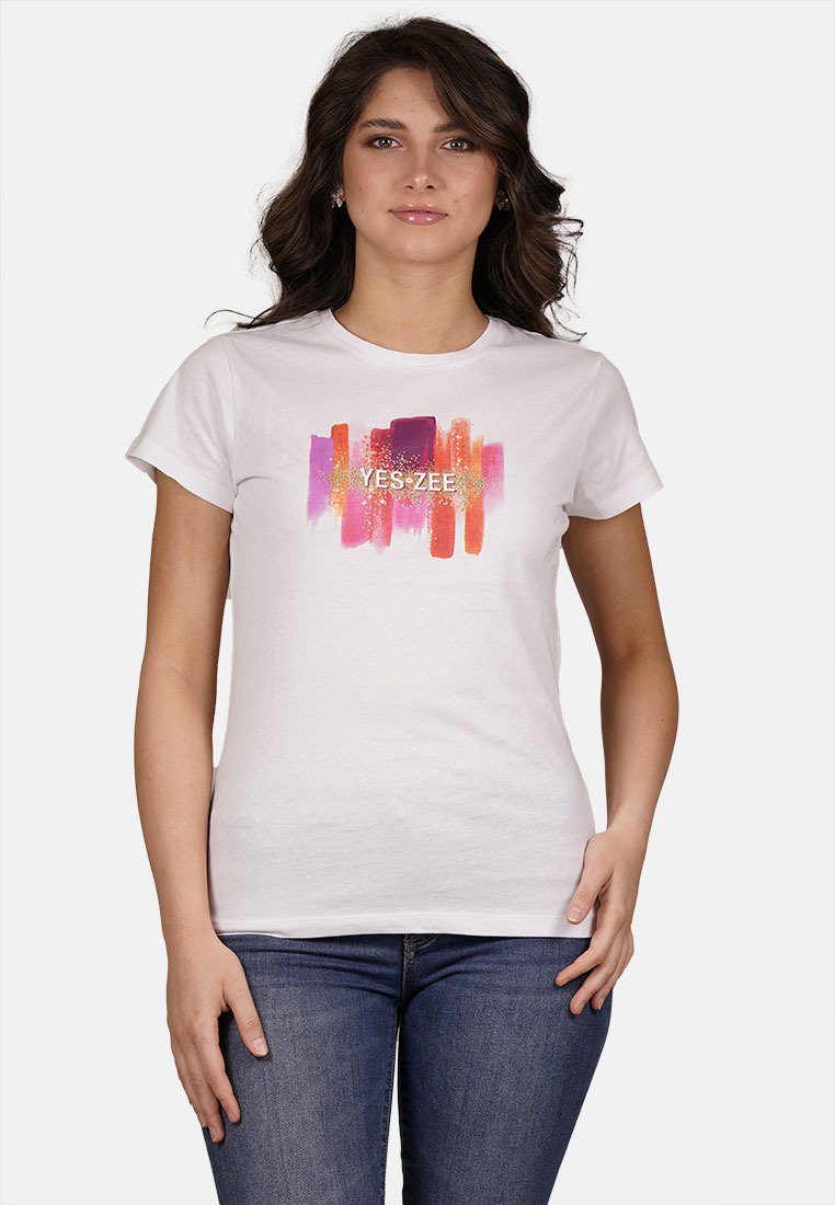 T-shirt in cotone bianco con una stampa astratta colorata con il testo "YES-ZEE" al centro. Maniche corte e vestibilità regolare.