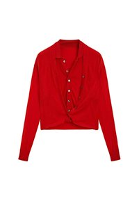 Rote lange, kurz geschnittene Strickjacke mit Knopfleiste, die über einem passenden roten Button-up-Hemd getragen wird.