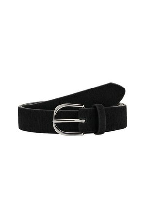 Zwarte leren riem opgerold met een zilveren gebogen gesp en leren lus op een witte achtergrond.
