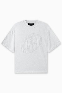 Lysegrå oversized t-shirt med korte ærmer, med et hævet, tekstureret logo i oval form på forsiden. Blødt stof.