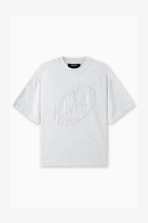 T-shirt oversize grigio chiaro con maniche corte, caratterizzato da un logo in rilievo e di forma ovale sul davanti. Tessuto morbido.