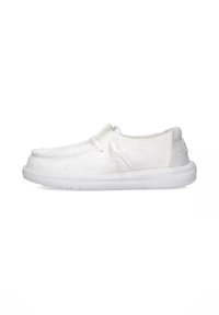 Scarpe bianche slip-on con tomaia in tessuto testurizzato, punta rotonda e suola in gomma leggera per comfort e flessibilità.