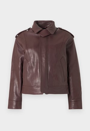 Chaqueta de cuero marrón oscuro con cuello alto, hombreras, bolsillos frontales y mangas largas, mostrada sobre un fondo blanco.