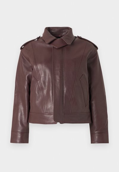 Σκούρο καφέ δερμάτινο μπουφάν με ψηλό γιακά, επιγονατίδες στους ώμους, μπροστινές τσέπες και μακριά μανίκια, εμφανίζεται σε λευκό φόντο.