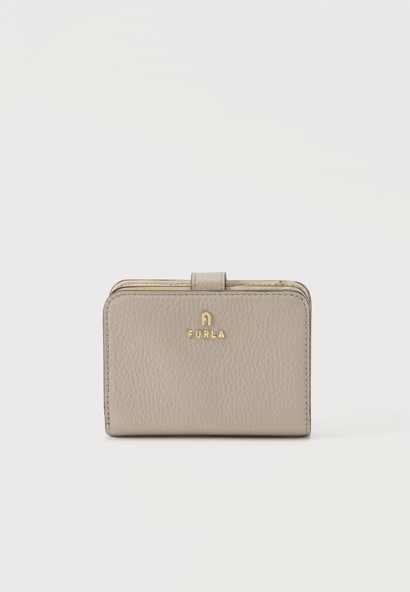 Portefeuille Furla en cuir texturé beige avec logo doré et fermeture pression, présenté sur un fond clair uni.