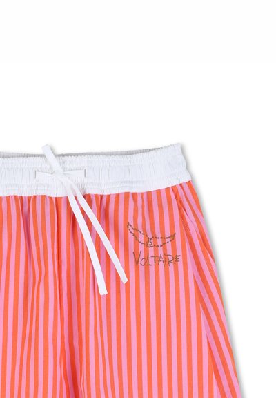 Shorts à rayures verticales rouges et roses avec taille élastique blanche, cordon blanc et logo "Voltaire" noir avec un design d'oiseau sur le côté droit.