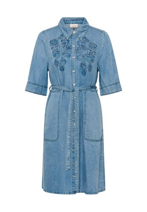 Lichtblauw denim hemdjurk met halflange mouwen, knoopsluiting aan de voorkant, stoffen riem, twee voorzakken en sierstiksels op de borst.