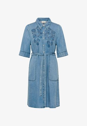 Lichtblauw denim hemdjurk met halflange mouwen, knoopsluiting aan de voorkant, stoffen riem, twee voorzakken en sierstiksels op de borst.