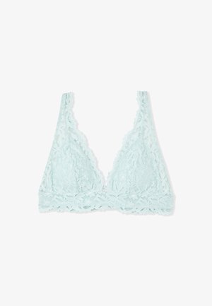 Bralette en dentelle bleu clair avec motifs floraux, bonnets triangulaires et bords festonnés sur les bretelles et la bande inférieure, posée à plat sur fond blanc.