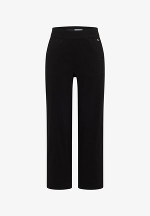 Czarne spodnie z szerokimi nogawkami, elastycznym paskiem w talii oraz małym metalowym logo na prawej biodrze, pokazane na białym tle.