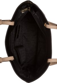 Sac à main en cuir noir avec des anses beiges, présentant une texture lisse et des ferrures dorées. L'intérieur révèle une doublure noire avec un motif subtil.