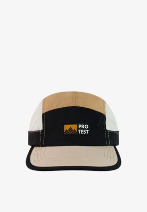 Beige, zwart en wit kleurvlakkenpet met een vlakke klep en een rechthoekige "PRO TEST" logo patch op het voorpaneel.