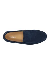 Scarpa slip-on in suede blu navy con dettagli in cucitura, punta arrotondata e soletta color cammello con il nome del marchio 'wojas'. Finitura liscia e testurizzata.