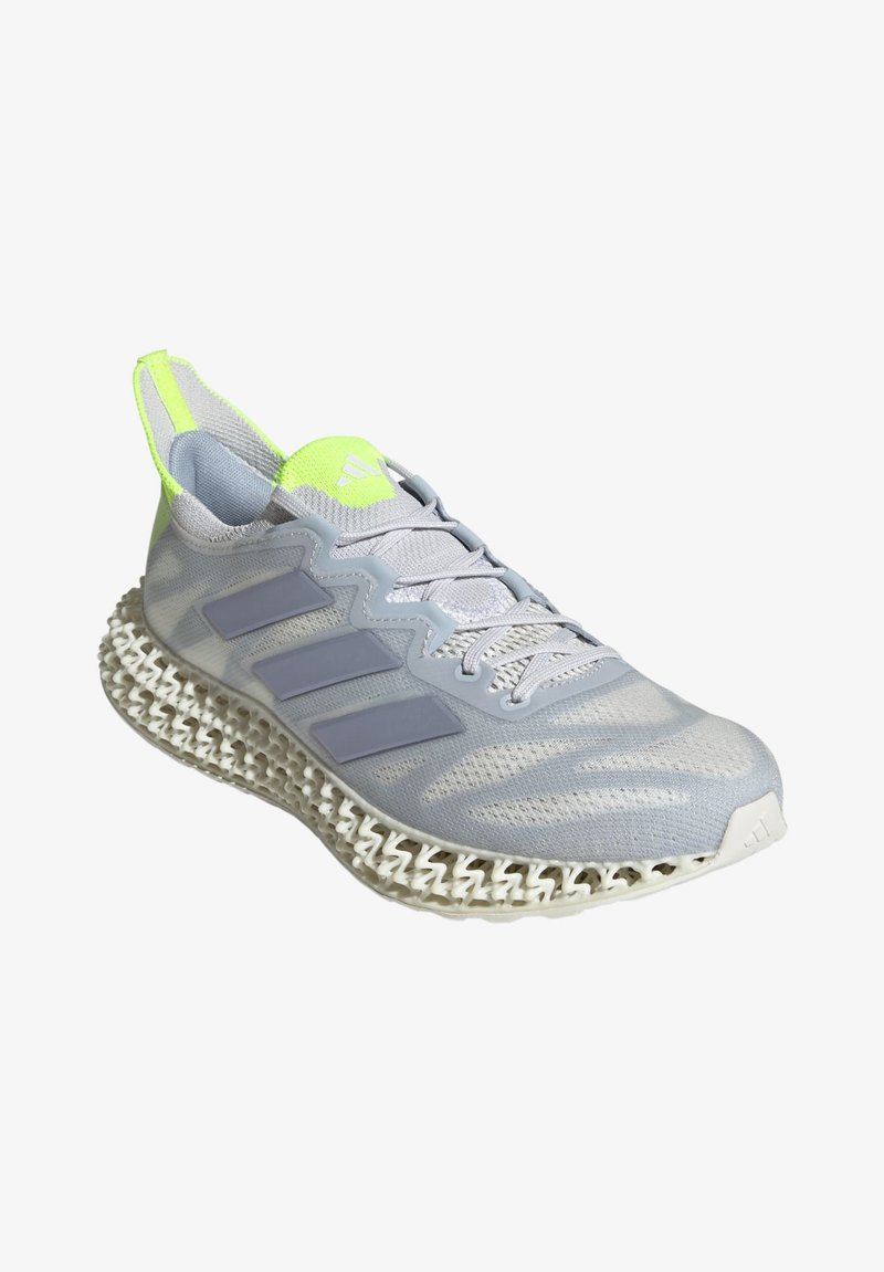 Hellgraue Sportschuhe mit einem Obermaterial aus Mesh, neongrünen Akzenten, drei grauen Streifen und einem markanten 3D-gedruckten Sohlen-Design.