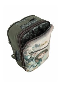 Rucksack mit einem grauen Stoffkörper, dekorierter Vorderseite mit einer Illustration eines Mädchens, zwei Reißverschlussfächern und gefüttertem Innenleben mit Muster.