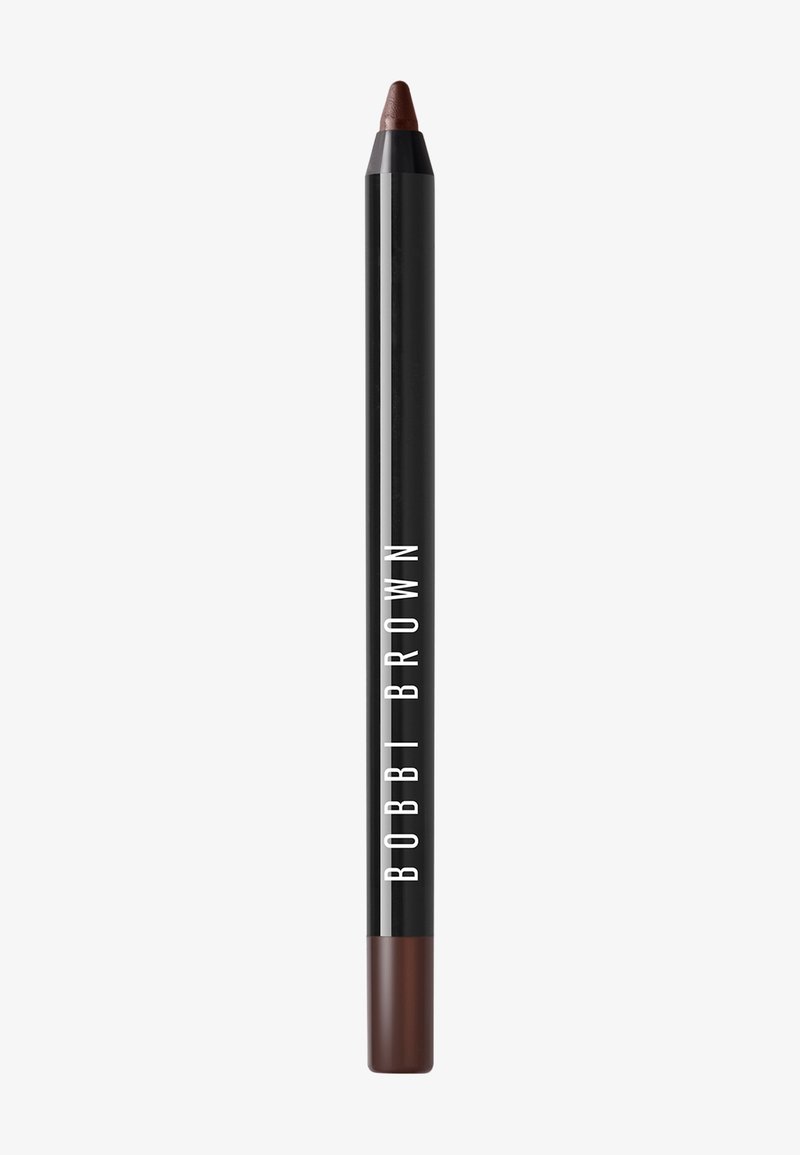 Brun leppenned med spiss tupp, svart beholder og hvit tekst som sier "Bobbi Brown." Har en matt finish og glatt tekstur.