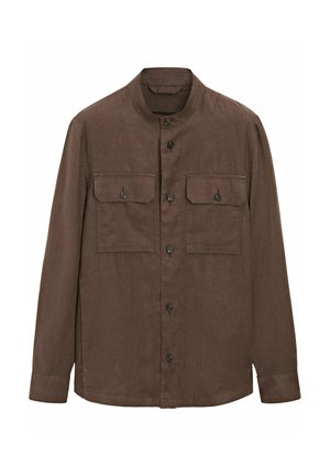 Chemise marron à boutons avec un col montant, deux poches poitrine et une texture de tissu lisse. Manches longues avec poignets à boutons.