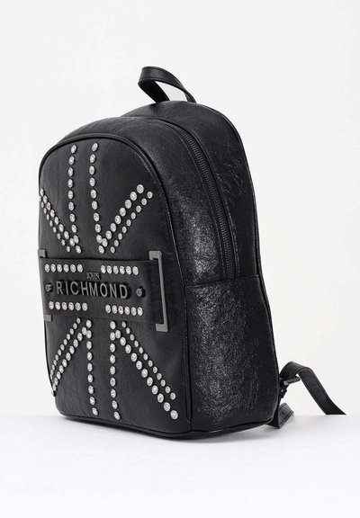 Zaino in ecopelle nera con dettagli in metallo argentato a forma di Union Jack, una placca con logo frontale e spallacci regolabili.
