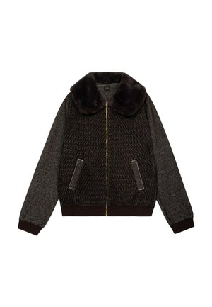 Veste marron avec un col en fausse fourrure, fermeture zippée, deux poches latérales, et un tissu texturé avec un motif subtil. Manches et ourlet côtelés.