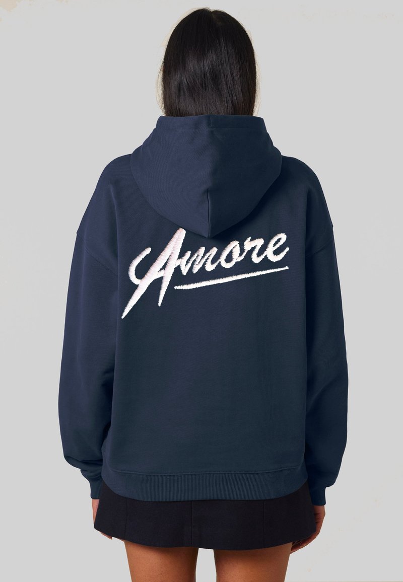 Felpa blu navy con grande scritta in bianco ricamata "Amore" sul retro. Presenta un cappuccio con cordino e polsini e orlo a coste.