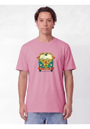 Homme portant un t-shirt rose avec une impression colorée à l’avant d’un van vintage décoré et le mot "PEACE" sur la plaque d’immatriculation.