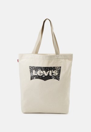Sac fourre-tout en toile beige avec un logo noir Levi's sur fond motif. Le sac dispose de bretelles plates et robustes pour le transport.