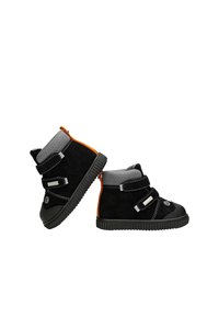 Schwarze Wildlederstiefel mit grauen Stoffakzenten, orangen Details und doppelten Klettverschlüssen. Strukturiere Gummisohle, mittelhohe Ausführung.