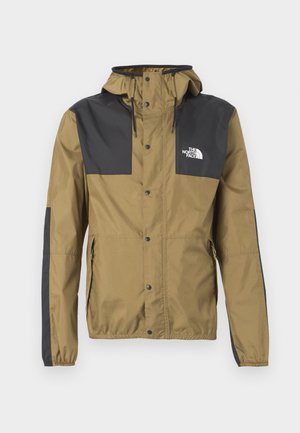 Veste légère à capuche en kaki et noir, avec boutons-pression, poignets élastiques et logo sur le haut à gauche.