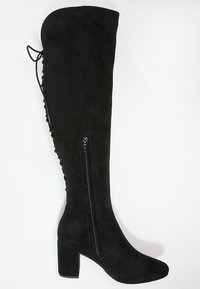 Stivale sopra il ginocchio in pelle scamosciata nera con tacco alto a blocco, cerniera laterale e dettagli con lacci sul retro per un aspetto aderente.