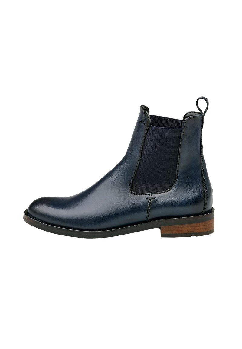 Bottes Chelsea en cuir navy avec panneaux latéraux élastiques, une languette de tirage et un talon empilé brun. Surface lisse avec un design élégant et ajusté.