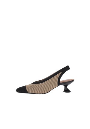 Décolleté slingback beige e nera con tacco kitten a punta e tallone curvo nero lucido su sfondo bianco.