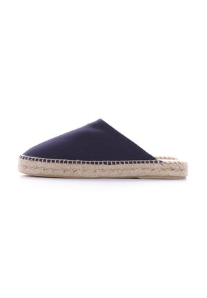 Espadrillas slip-on in tela di canapa blu navy, con punta affusolata e suola in corda di juta. Tessuto liscio con un design semplice e minimalista.