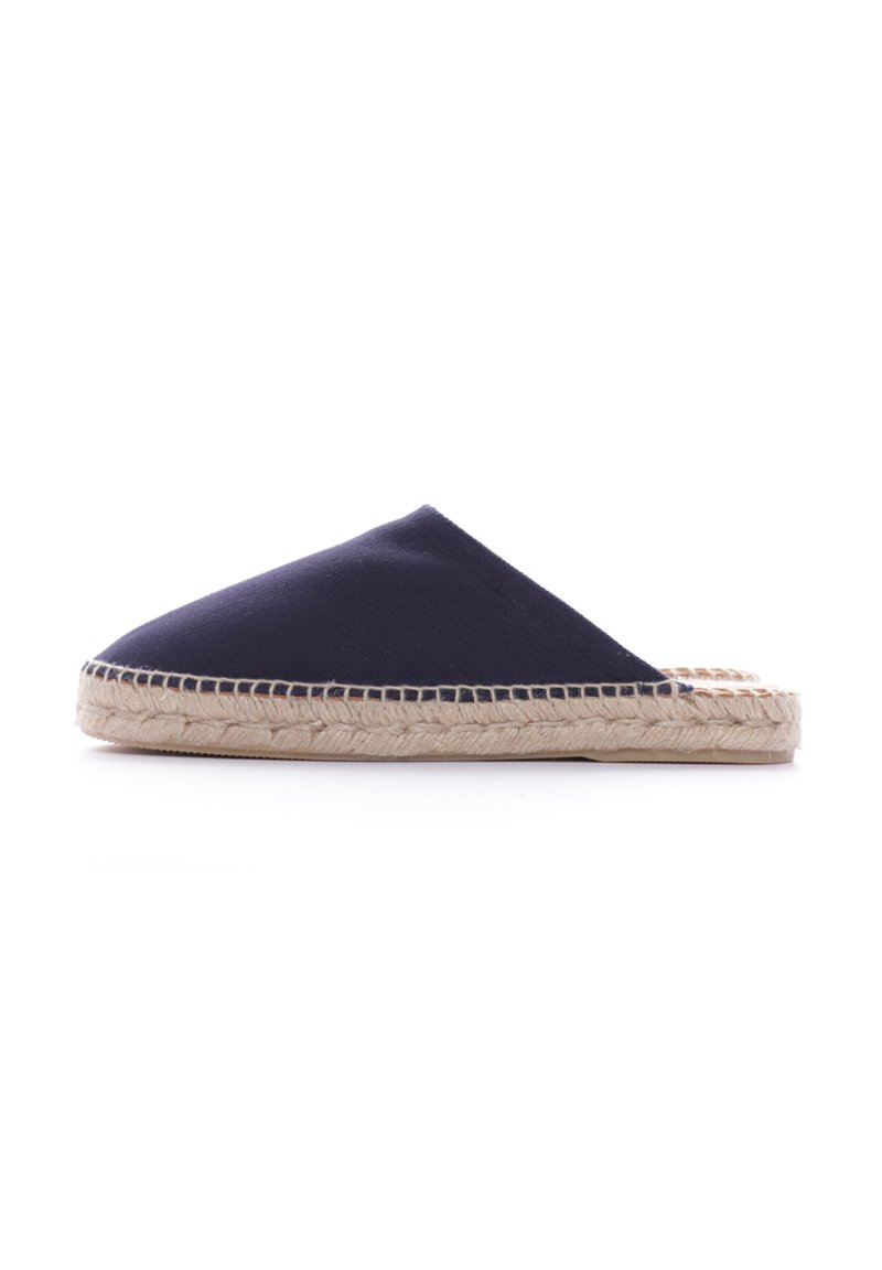 Espadrillas slip-on in tela di canapa blu navy, con punta affusolata e suola in corda di juta. Tessuto liscio con un design semplice e minimalista.
