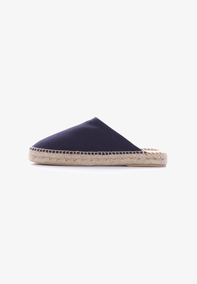 Espadrillas slip-on in tela di canapa blu navy, con punta affusolata e suola in corda di juta. Tessuto liscio con un design semplice e minimalista.