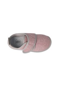 Pantofole in tessuto rosa con cinturino in Velcro, dettagli grigi, punta arrotondata e superficie superiore testurizzata. Fodera morbida e bordi rinforzati.
