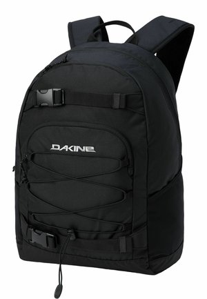 Schwarzer Dakine-Rucksack mit gepolsterten Schulterriemen, einer vorderen Reißverschlusstasche, elastischem Kordelzug, verstellbaren Schnallen und Netzseitentaschen.