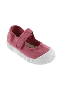 Scarpa Mary Jane in tela rosa con suola e punta in gomma bianca, fissata da una singola fascia in Velcro sopra il collo del piede.