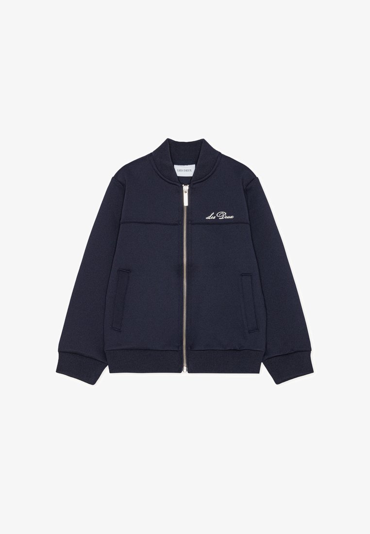 Μπλε ναυτικό μπουφάν με φερμουάρ από απαλό ύφασμα, με στρογγυλή λαιμόκοψη, μπροστινές τσέπες και κεντημένο λογότυπο της μάρκας στο στήθος.