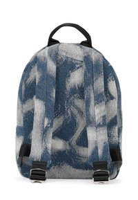 Zaino in denim con motivo astratto blu e bianco, spallacci imbottiti, maniglia superiore e dettagli in metallo argentato. Finitura in tessuto texturizzato.