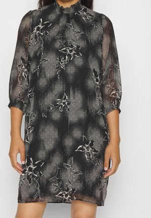 Černé průsvitné šaty s bílým květinovým potiskem a puntíkovaným vzorem, s tříčtvrtečními rukávy a nabíraným vysokým límcem.